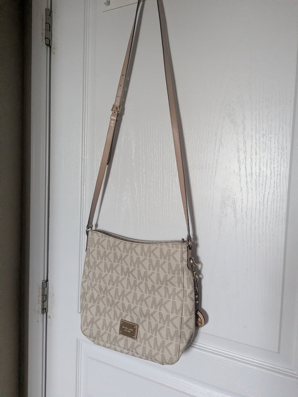 Michael Kors Signature MK Jet Set Crossbody Bag in Beige. Like New